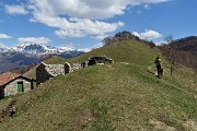 90 Rientrati alla Bocchetta di Desio (1335 m) con la grande cascina Pranura diroccata.   